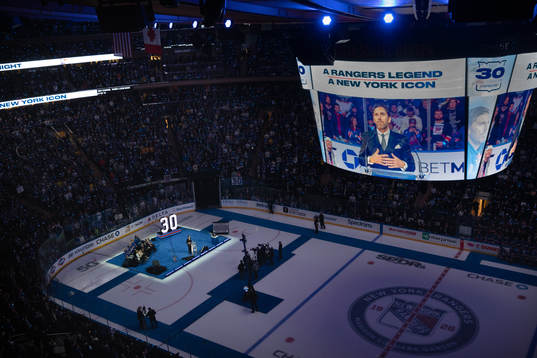 Henrik Lundqvist får sin tröja hissade i Madison Square