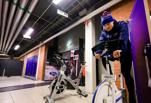 Oskarshamns John Dahlström värmer upp på cykel