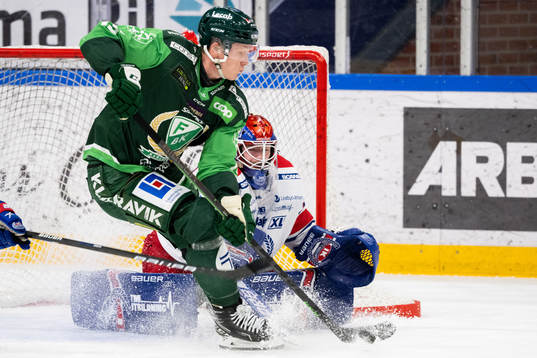 Färjestads Gustav Rydahl oroar mot Oskarshamns målvakt