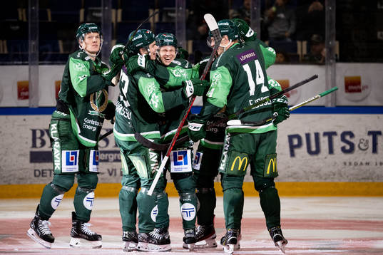 Färjestads Daniel Viksten jublar med lagkamrater