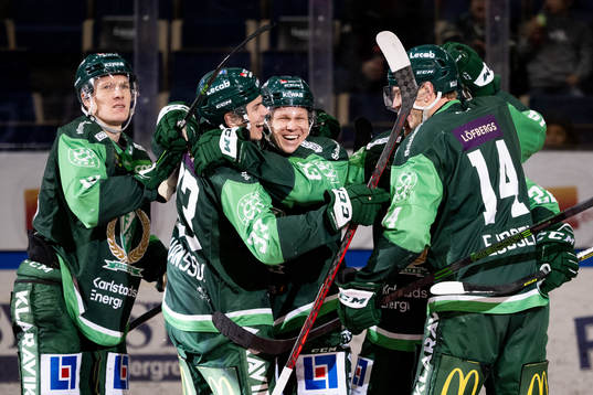 Färjestads Daniel Viksten jublar med lagkamrater
