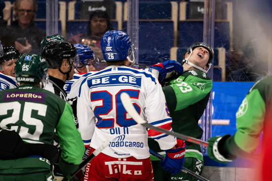 Färjestads Albert Johansson blir slagen av Oskarshamns
