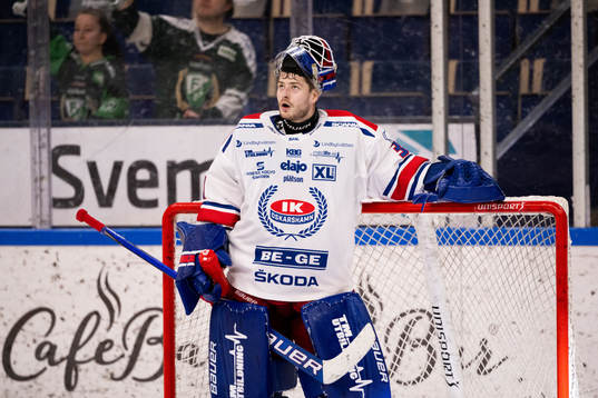 Oskarshamns målvakt Tim Juel deppar