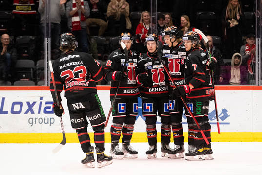 Örebros Linus Öberg jublar med lagkamrater