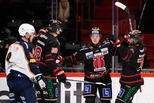 Örebros Linus Öberg jublar med Rodrigo Abols