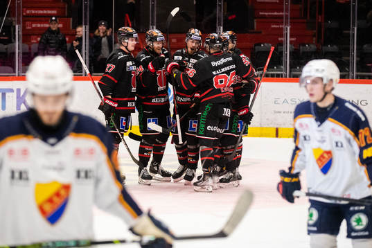 Örebros Emil Larsson jublar med lagkamrater
