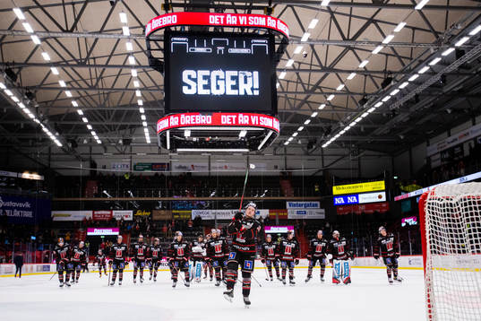 Örebros Linus Öberg med lagkamrater jublar