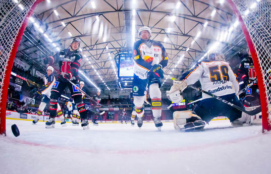 Örebros Emil Larsson gör 7-1 på Djurgårdens målvakt