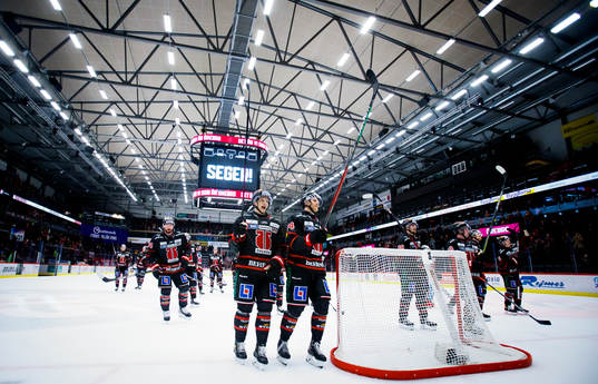 Örebros Kristian Näkyvä och Jani Lajunen jublar