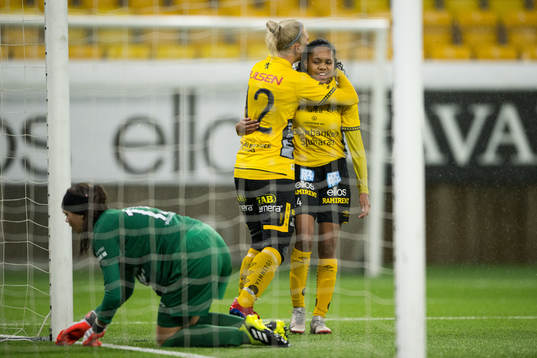 Elfsborgs Vanessa Lopez jublar med Ellen Larsson