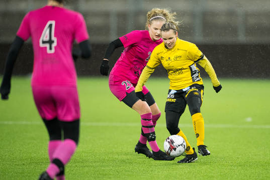 Göteborgs DFF's Wilma Karlsson och Elfsborgs Fanny