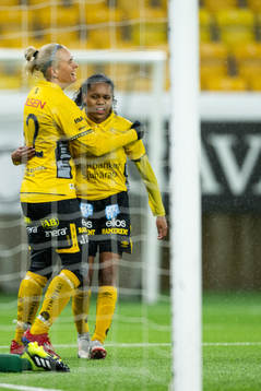 Elfsborgs Vanessa Lopez jublar med Ellen Larsson