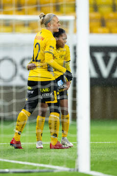 Elfsborgs Vanessa Lopez jublar med Ellen Larsson