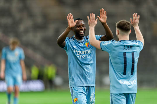 Djurgårdens Emmanuel Banda och Albion Ademi jublar