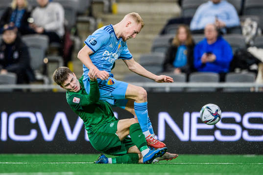 Mettas Jegors Novikovs och Djurgårdens Adam Bergmark Wiberg
