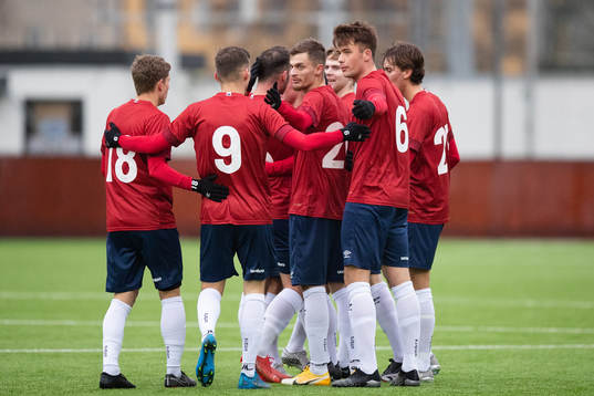 Örgrytes Olle Johansson jublar med lagkamrater