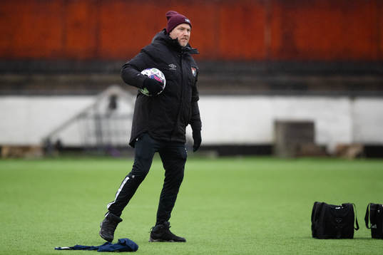 Örgrytes tränare Dane Ivarsson innan fotbollsmatchen i