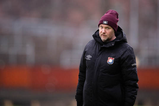 Örgrytes tränare Dane Ivarsson innan fotbollsmatchen i