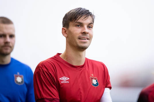 Örgrytes Daniel Paulson innan fotbollsmatchen i