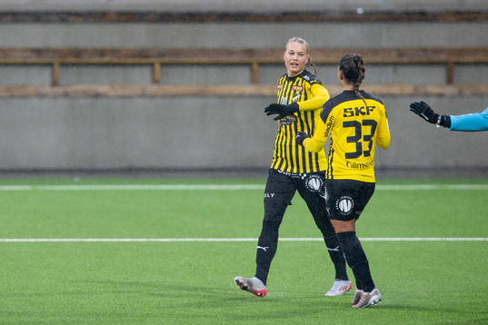 Häckens Stine Larsen och Johanna Rytting Kaneryd jublar