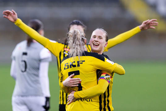 Häckens Filippa Curmark och Lotta Ökvist jublar