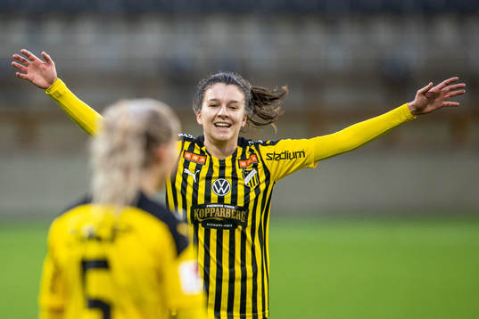 Häckens Anna Julia Csiki jublar
