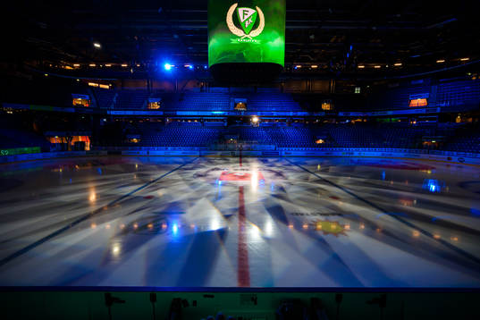 Vy över isen i Löfbergs Arena