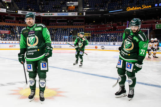 Färjestads Mikael Wikstrand och Jesse Virtanen deppar
