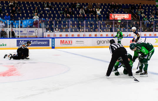 Djurgårdens Rhett Rakhshani och Färjestads Gustav Rydahl