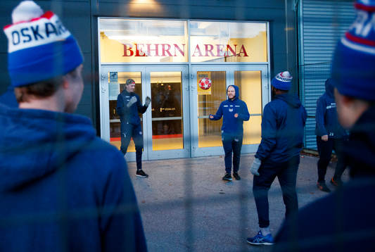 Oskarshamnsspelarna värmer upp med fotboll