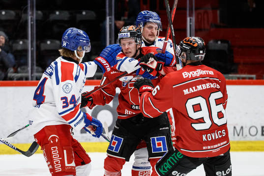 Oskarshamns Philip Samuelsson och Örebros Linus Öberg i