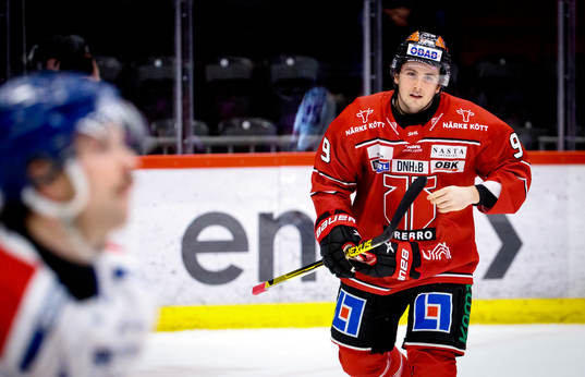 Örebros Nick Halloran jublar