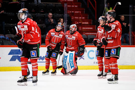 Örebros Nick Halloranoch målvakt Jhonas Enroth jublar