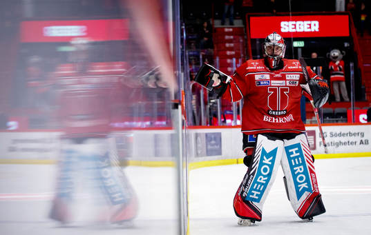 Örebros målvakt Jhonas Enroth jublar