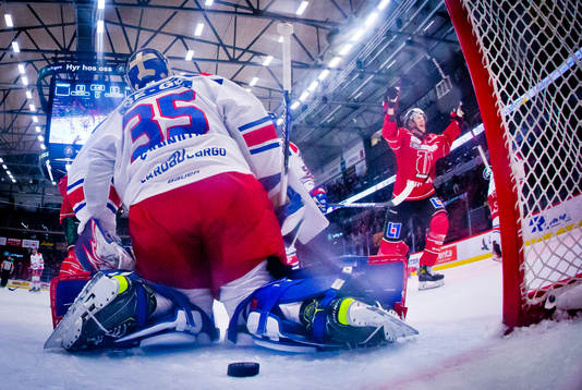 Örebros Gustav Backström gör 1-0 på Oskarshamns