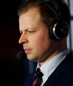 Oskarshamns tränare Martin Filander blir intervjuad