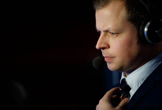 Oskarshamns tränare Martin Filander blir intervjuad