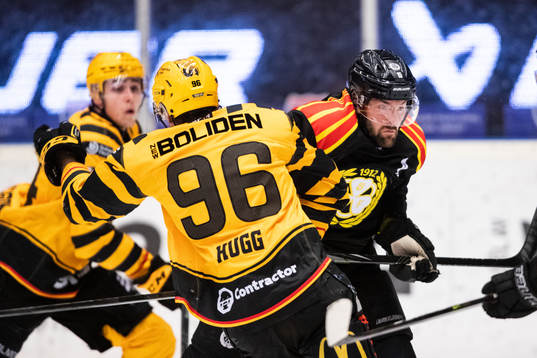 Skellefteås Rickard Hugg blir tacklad av Brynäs Simon