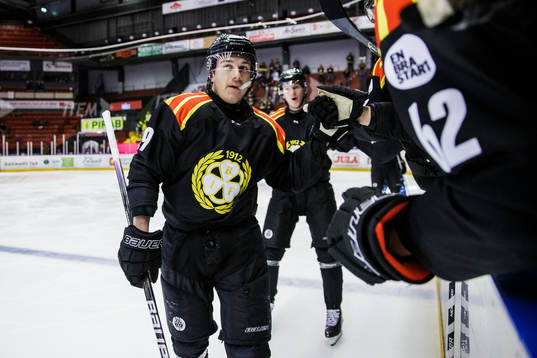 Brynäs Oscar Birgersson jublar