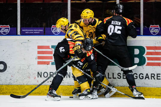 Brynäs Tom Hedberg och Nick Olesen mot Skellefteås Filip