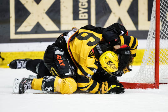 Skellefteås Måns Forsfjäll och Brynäs Dmytro Timashov i