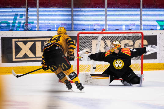 Skellefteås Tom Kühnhackl gör 3-2 på Brynäs målvakt