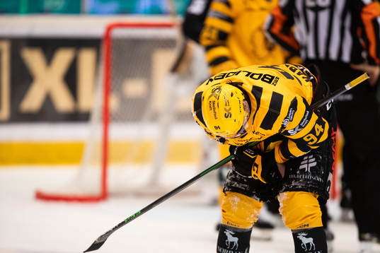 Skellefteås Linus Karlsson har ont