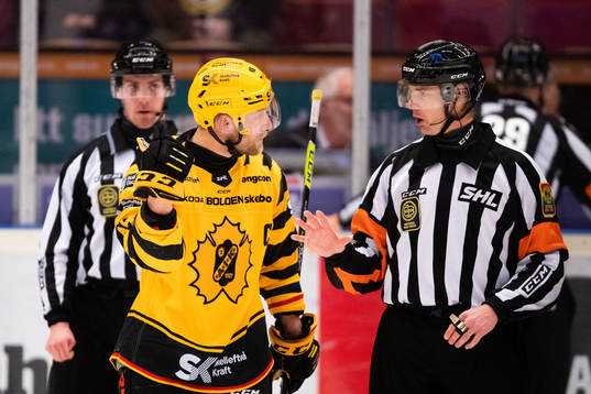 Skellefteås Oscar Möller  och Domare Mikael Andersson