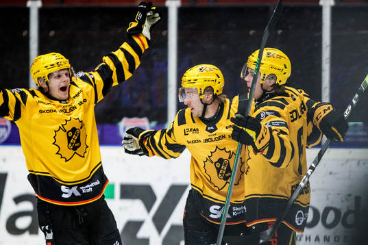 Skellefteås Måns Forsfjäll jublar med lagkamrater