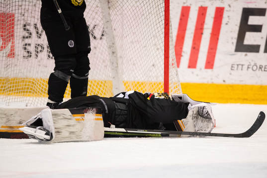 Brynäs målvakt Veini Vehviläinen har ont