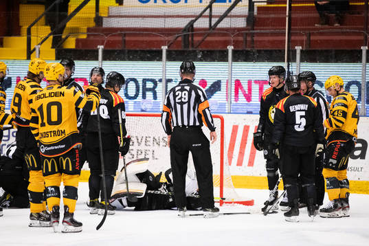 Brynäs målvakt Veini Vehviläinen har ont