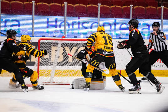 Skellefteås Melker Karlsson och Brynäs målvakt Veini