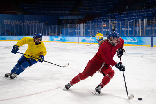 Linn Peterson of Sweden and Samantha Kolowratova of Czech