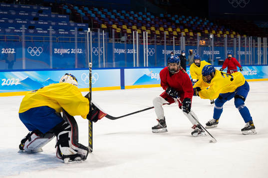 Goaltender Agnes Åker and Paula Bergström of Sweden